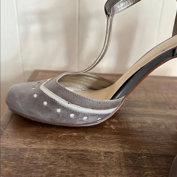 Crown Vintage grey t-strap heels - Picture 5 of 6